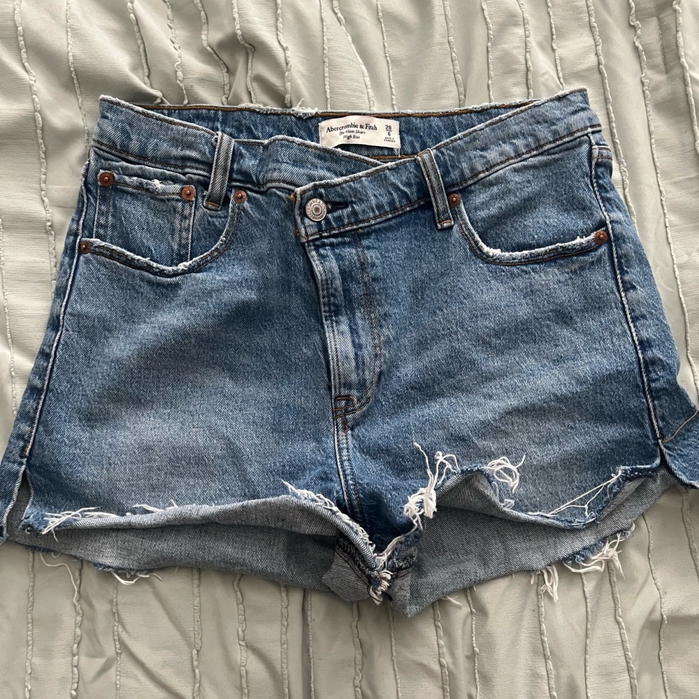 Abercrombie & Fitch High-Rise Mom Fit shorts